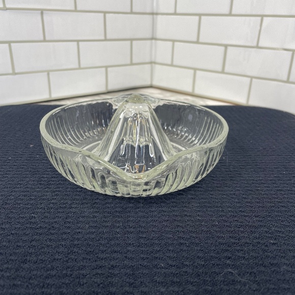 Vintage Clear Glass Hand Juicer Reamer Orange Lemon Citrus Juicer - Large - Picture 4 of 11